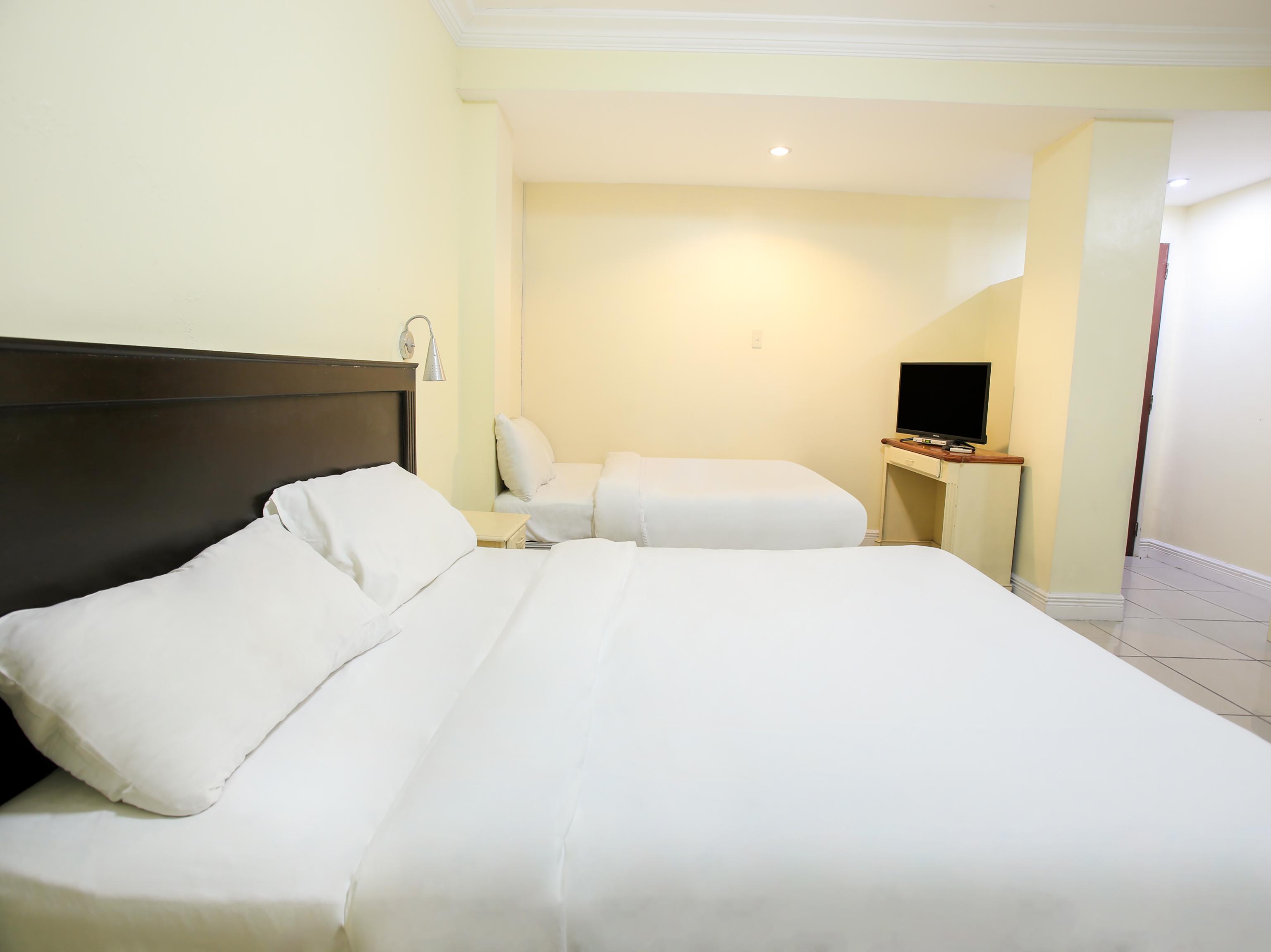 Hotel Euroasia By Bluebookers Angeles Bagian luar foto
