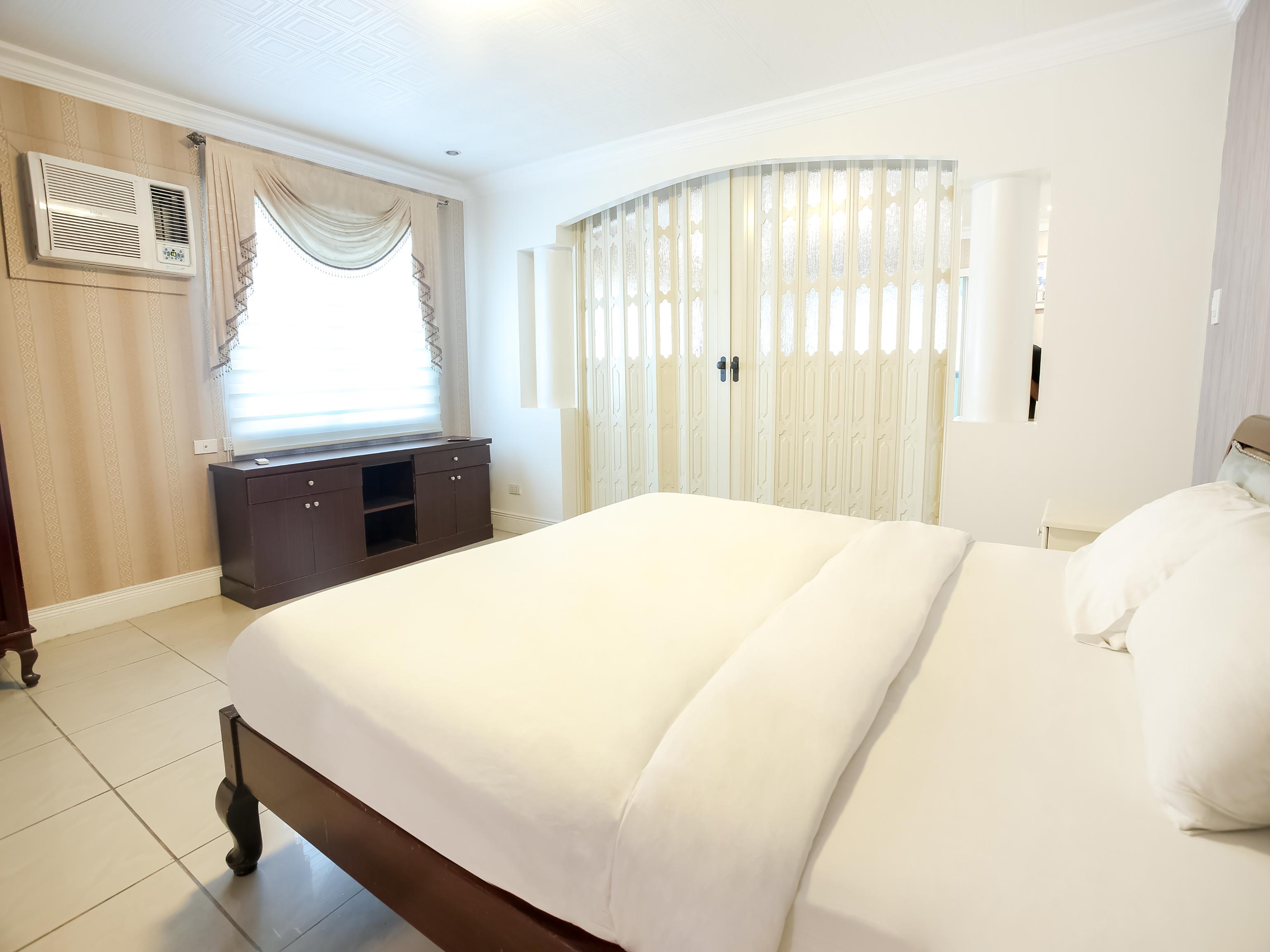 Hotel Euroasia By Bluebookers Angeles Bagian luar foto