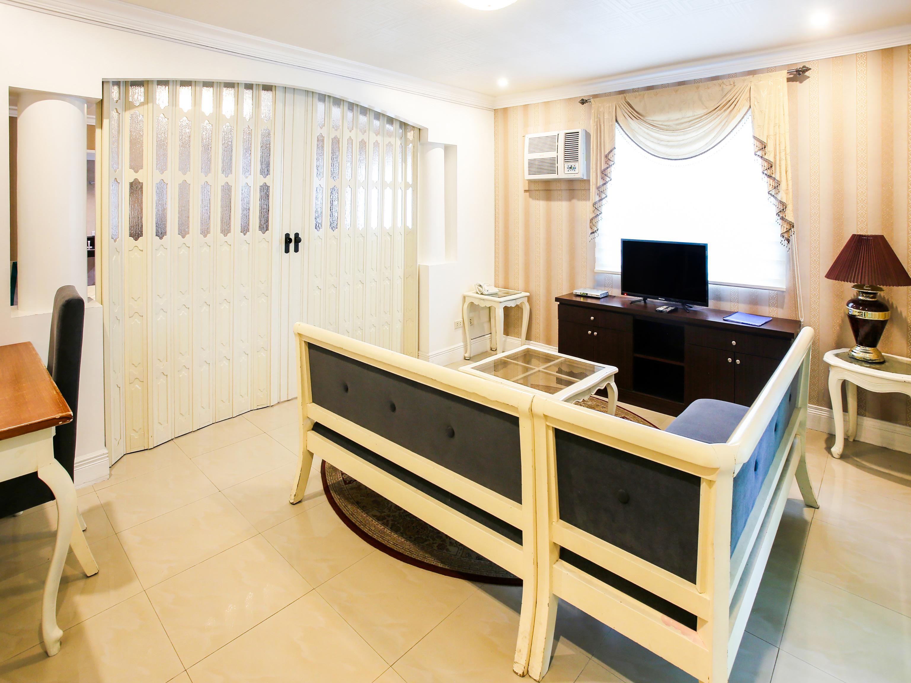 Hotel Euroasia By Bluebookers Angeles Bagian luar foto