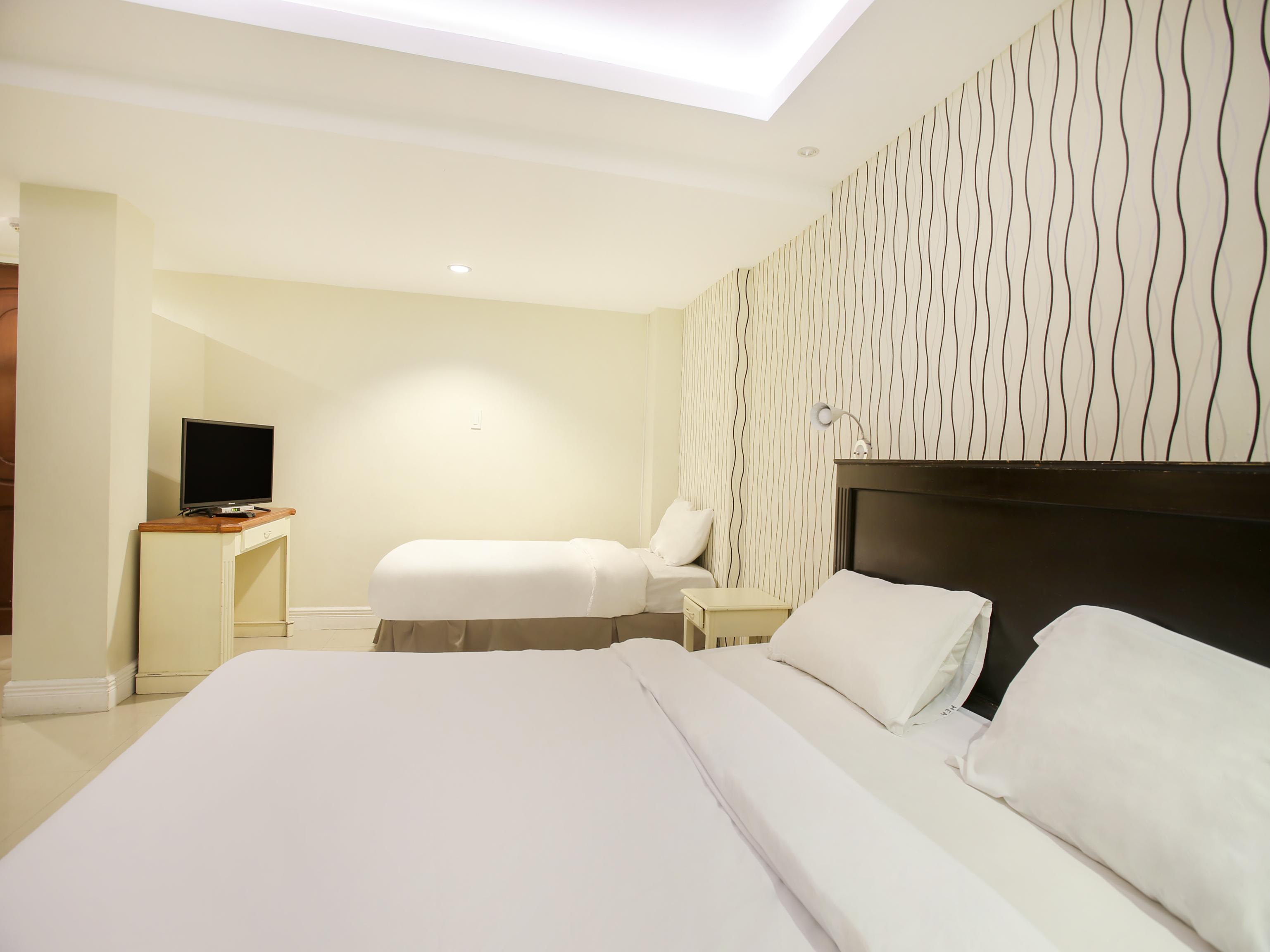 Hotel Euroasia By Bluebookers Angeles Bagian luar foto