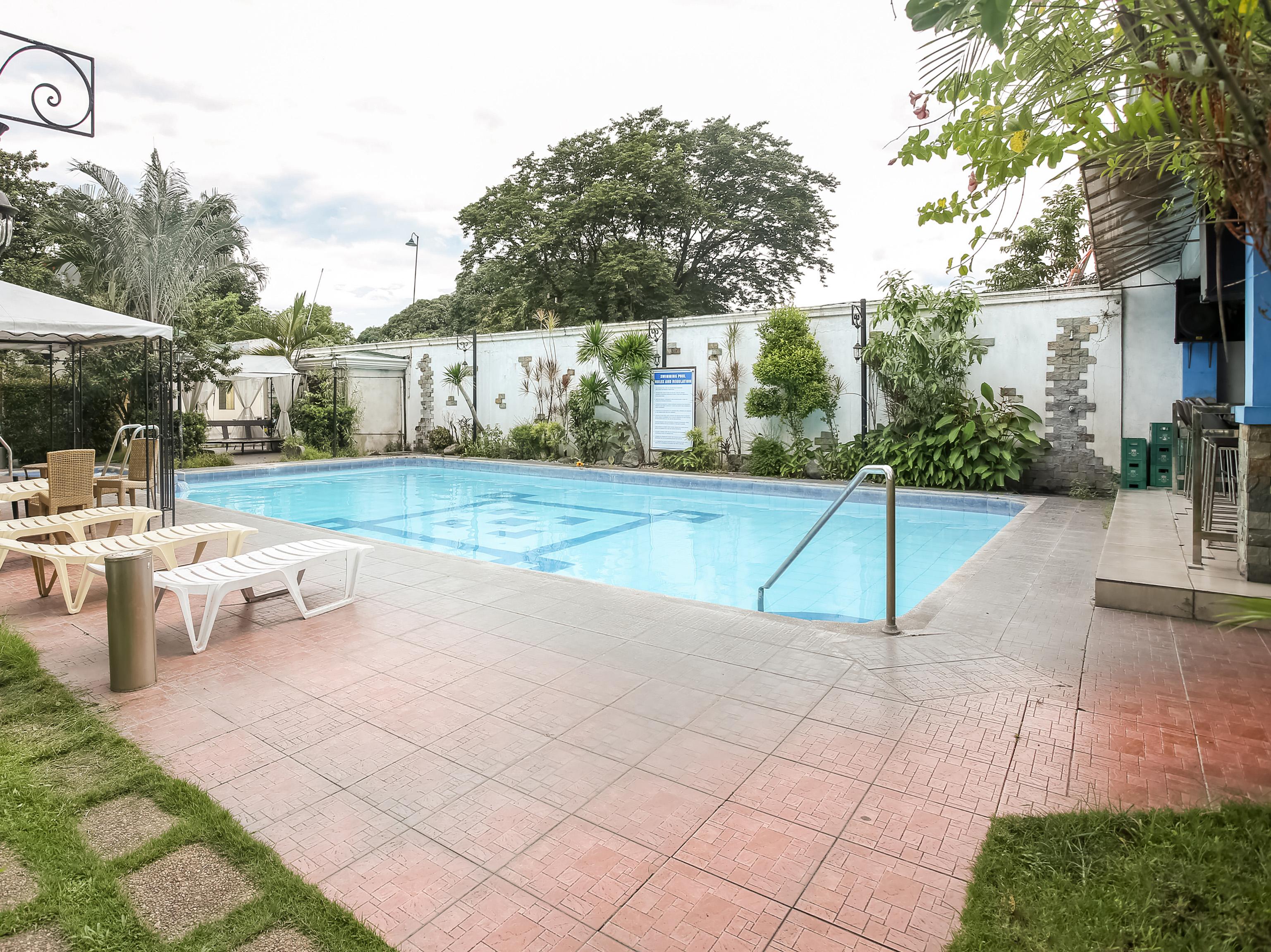 Hotel Euroasia By Bluebookers Angeles Bagian luar foto