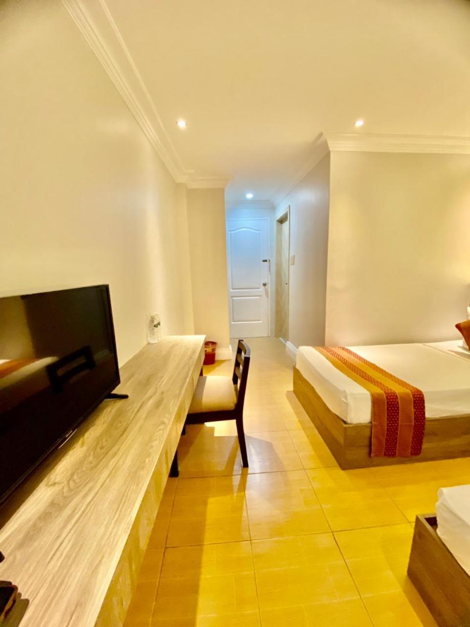 Hotel Euroasia By Bluebookers Angeles Bagian luar foto