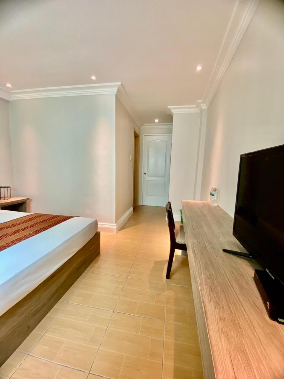 Hotel Euroasia By Bluebookers Angeles Bagian luar foto