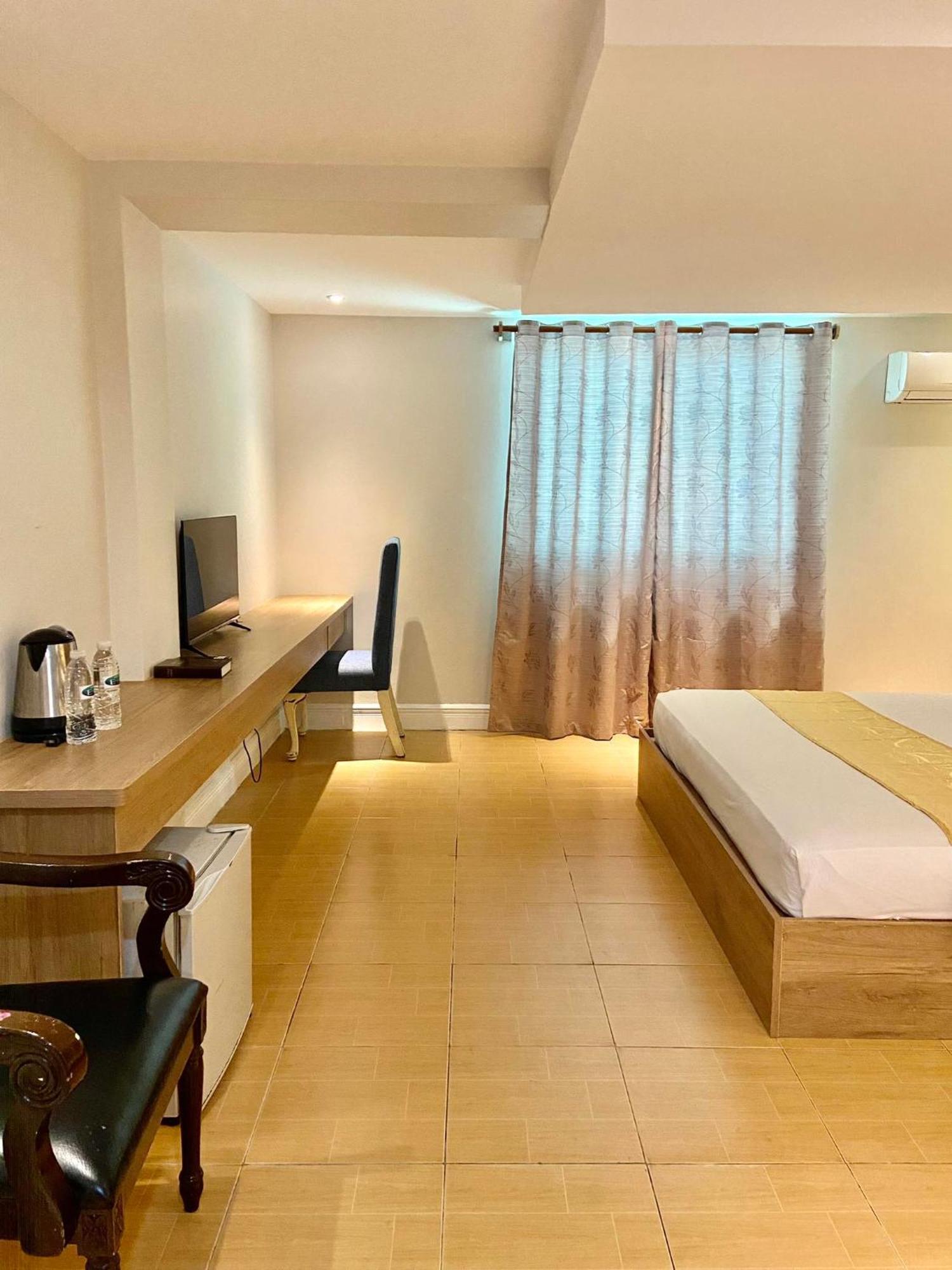 Hotel Euroasia By Bluebookers Angeles Bagian luar foto
